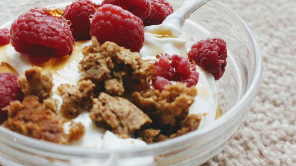 oats-with-berries-1024x576 Top 7 Pre-Workout Meals That Actually Work